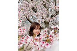 兒玉遥、満開の桜に囲まれた花見ショットに反響!「花の妖精発見」「かわいすぎ!」 画像