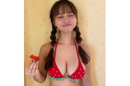 NMB48・本郷柚巴、迫力ボディ×“いちご”ビキニが好評！「水着と笑顔がサイコー！」 画像