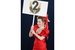 82歳のデヴィ夫人が深紅のK-1ドレスでラウンドガールに!「興奮を覚えました」 画像