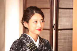 小沢真珠、土屋太鳳に敵意を向ける当主の愛人役を熱演!『やんごとなき一族』 画像