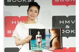 大胆黒ビキニ姿披露の藤あや子、夫からは「まさか、ポロリするの?」 画像