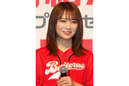 乃木坂46・秋元真夏、ミニスカ「逆向き」始球式の動画が話題…1日で60万回再生！ 画像