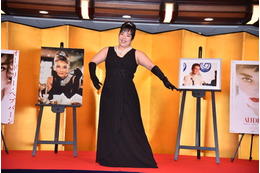 ゆりやん、オードリー・ヘプバーン完全再現？！黒ドレス、手袋、ネックレスで優雅にイベント登場 画像
