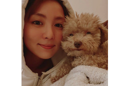 石川恋、愛犬・チェルシーと可愛すぎる密着ショット! 画像