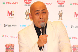 錦鯉・長谷川、芝居でまさかの行為 舞台上で自分に本物ナイフ突き刺す! 画像