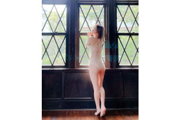 伊藤愛真、FRIDAYグラビアオフショット公開!セクシーバックショットに「美尻」「美しすぎ」 画像