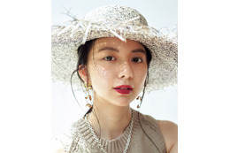 上白石萌歌、真っ赤なリップでイメージガラリ!女性誌企画で夏メイク6パターン披露 画像