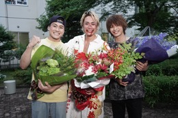 今夜最終回の『ナンバMG5』間宮祥太朗&神尾楓珠&森本慎太郎がクランクアップで熱い抱擁 画像