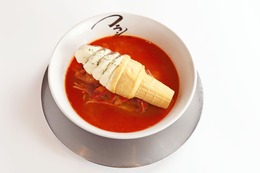 ソフトクリーム入り!?衝撃ラーメンが期間限定で再販! 画像