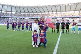 平愛梨、夫・長友佑都のJリーグ100試合達成を祝福!セレモニーでの幸せ家族写真も公開 画像