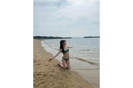 NMB48次期センター・川上千尋、ビーチでスレンダーボディ披露! 画像