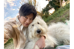 田中圭&俳優犬ベックの超仲良しオフショットが解禁!映画『ハウ』 画像