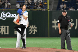菜々緒、背番号770で始球式!バッターボックスの古田も菜々緒ポーズで 画像