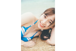 遊び疲れてビーチに寝転ぶ“れなぁ”をパチり！守屋麗奈 1st写真集ポストカード公開 画像