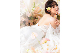 玉城ティナ、純白ウェディングドレス姿で美背中披露!理想の相手は「話を聞いてくれる人」 画像