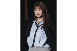 【TGC 2022 A/W】生見愛瑠がミニスカ&ブーツスタイルで登場、会場の盛り上がりに笑顔 画像
