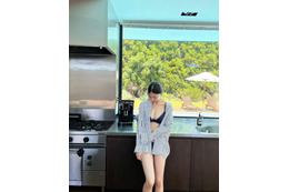 吉澤遥奈、キッチンでセクシーな美ボディ―露出!FRIDAYグラビアオフショット公開 画像