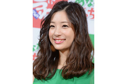 足立梨花、セクシーすぎる“尻チラ”ショーパン姿を披露!「けしからん!!」「かじりつきたい!」 画像