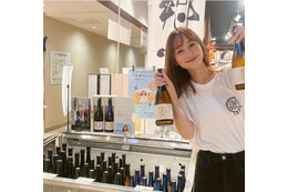 高田秋、空港で自身プロデュースの日本酒をアピール!店頭での直接販売を実施! 画像