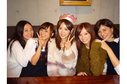 小松彩夏、泉里香の34歳誕生日を祝福!北川景子らとの戦士会写真も公開 画像