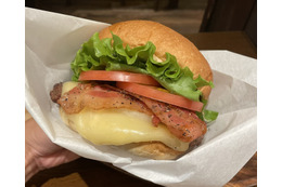 【実食】クア・アイナから、はじめてスモークチーズを使用したバーガーが期間限定登場! 画像