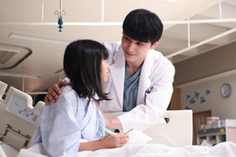 子どもに本当のことを伝えた志子田に「余命宣告だったら伝えたか?」と植野…『PICU』第2話でチーム医療の難しさ 画像