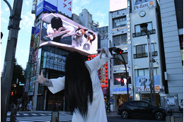 新宿駅東口の3D広告に貞子が！話題の三毛猫が威嚇？ 画像