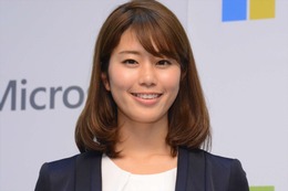 稲村亜美、胸元チラリの2023年カレンダー表紙カットに「セクシーすぎる！」「色っぽい」の声