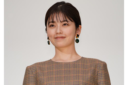 小芝風花、甲斐よしひろからもらったギターで名曲を弾き語り! 画像