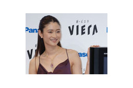 松下、デジタルハイビジョンテレビ「VIERA」9機種を発表 CMキャラクターの小雪も登場 画像