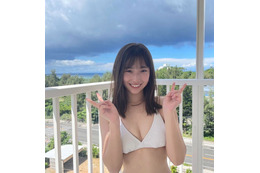 柚来しいな、初写真集オフショット公開！爽やかな白ビキニに「可愛すぎる」「最高」 画像