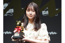上白石萌歌が「anan AWARD 2022」受賞!美背中露出の大胆ドレスで登場 画像
