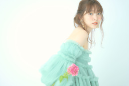 鈴木愛理、20周年写真集が発売!大胆なランジェリーオフショでアピール 画像