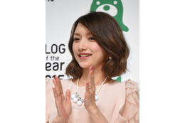 後藤真希、パジャマ姿でセクシーに美脚露出 画像