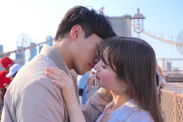 恋愛経験ゼロの美人女優とイケメン俳優が急接近!溺愛キスを繰り返し照れ笑い「長かったね」 画像