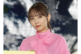 新内眞衣、毛布にくるまりスラリ美脚露出!グラビアオフショット公開 画像