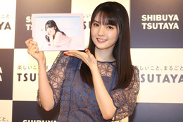道重さゆみ、カレンダー発売!会見では現役モー娘。'22メンバーにエール 画像