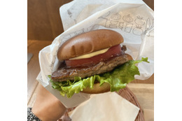 【実食】一頭買いの贅沢を堪能！モスバーガー100万食限定の黒毛和牛バーガー 画像