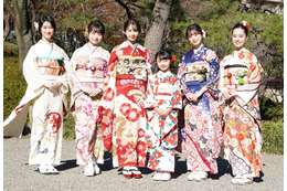 「舞いあがれ!」浅田芭路・「わた婚」紺野彩夏らスペースクラフトの美女たちが晴れ着姿で新年の抱負! 画像