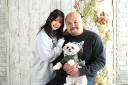 「バズってくれ~~」鬼越・坂井の妻・早乙女ゆみの、夫&愛犬との家族写真を公開 画像