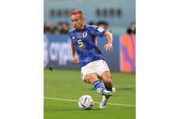 長友佑都、サッカーW杯初戦で金髪から“赤髪”にチェンジ!裏側を吉田麻也が明かす 画像