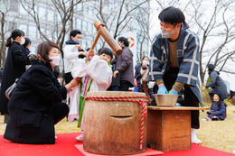 六本木ヒルズ屋上庭園で新春恒例「もちつき」イベント 画像