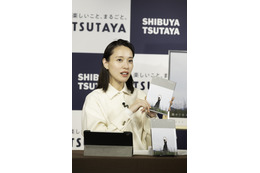 戸田恵梨香「10年以上ぶりに自分の気持ち書いた」……エッセイ『彼女』発売! 画像