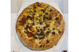 【実食】ピザのバーガー味って一体!?ドミノ・ピザのバーガーピザ・クワトロ 画像