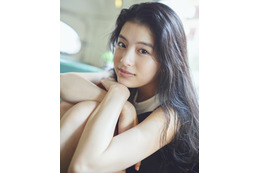 出口夏希、1st写真集発売決定!沖縄のビーチで健康的な美脚披露! 画像