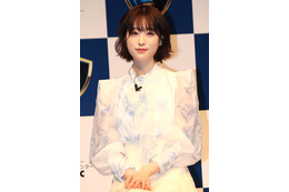 高橋ひかる、“清涼感ある”白のシースルーコーデでイベントに登壇! 画像