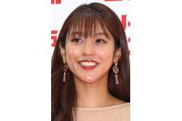 岡副麻希、美背中露出のウエディングフォト公開「惚れ惚れしちゃう」「美しすぎる」 画像