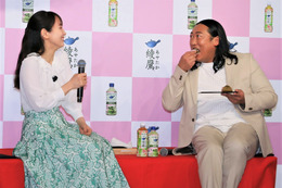 吉岡里帆のお手製“桜餅”にロバート秋山が大興奮!「マジかよ、俺もう我慢できないよ!」と暴走 画像