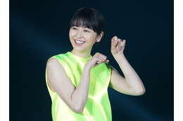【TGC 2023 S/S】長澤まさみ、光沢まぶしいドレス姿でランウェイ!ひろゆきも夫婦で登場 画像