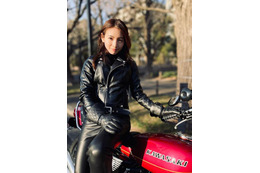 ほのか、まるで峰不二子！レザーコーデでバイクに乗る姿にファン歓喜